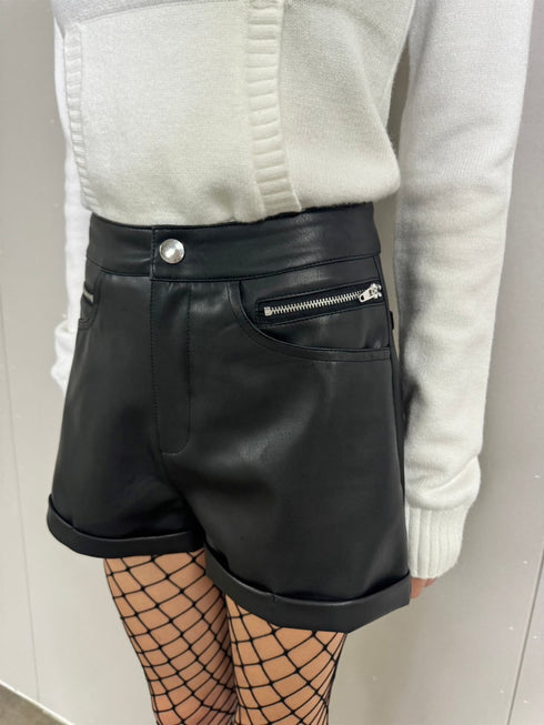 ダブルジップフェイクレザーショートパンツ